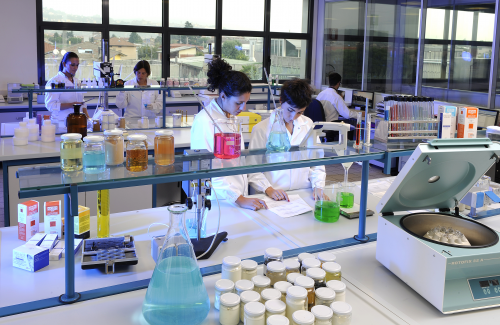 消费场景包括日常护肤、医美术后等