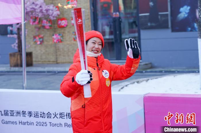 哈尔滨亚冬会火炬传递：120名火炬手在冰雪之城