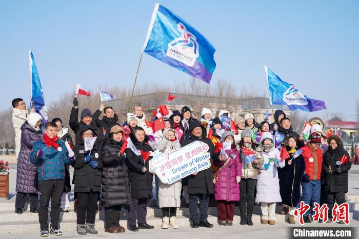 哈尔滨亚冬会火炬传递：120名火炬手在冰雪之城