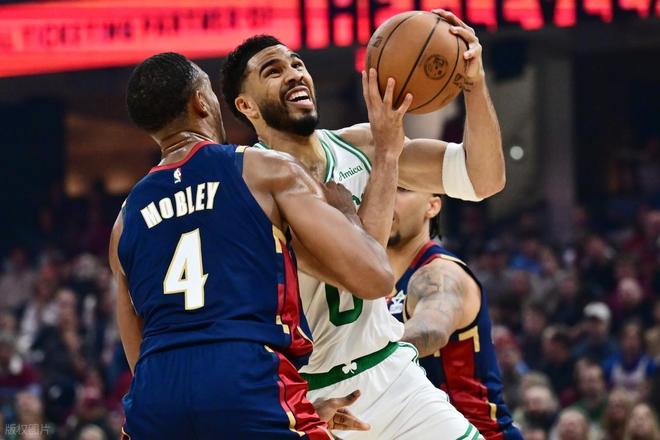 凯尔特人客场力克骑士 塔图姆率队大胜