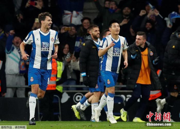 武磊破门助西班牙人逼平巴萨 成中国球员首粒西