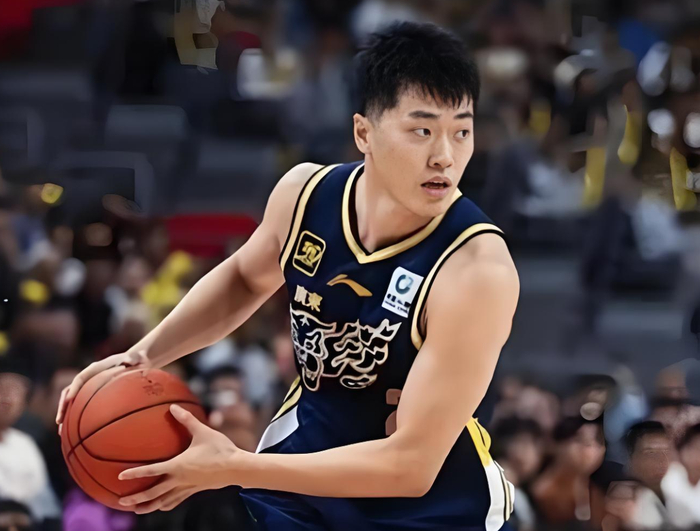 广东大胜四川遭质疑：张皓嘉38分钟仅得2分引争