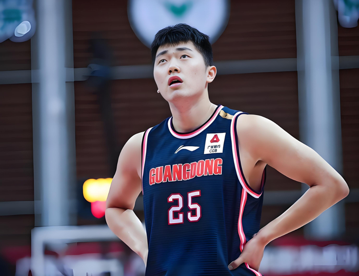 广东大胜四川遭质疑：张皓嘉38分钟仅得2分引争