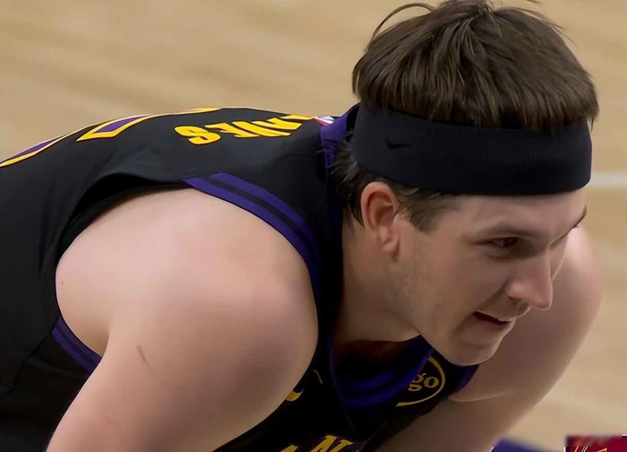 湖人125-110大胜骑士，第三节提前认输引热议