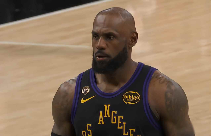 湖人125-110大胜骑士，第三节提前认输引热议