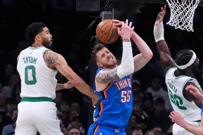 雷霆12连胜终结，凯尔特人6人得分逆转雷霆